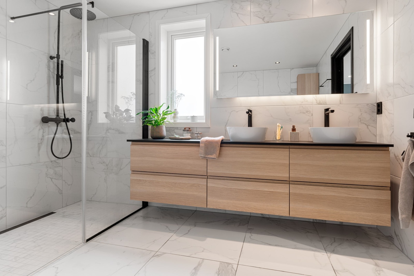 Stort baderomsmøbel med 6 store skuffer. Galleribilde