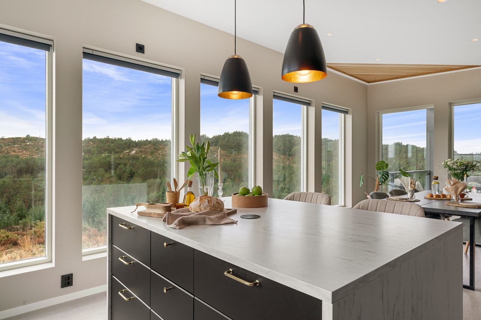 Flott kjøkkenøy med moderne fronter. Galleribilde