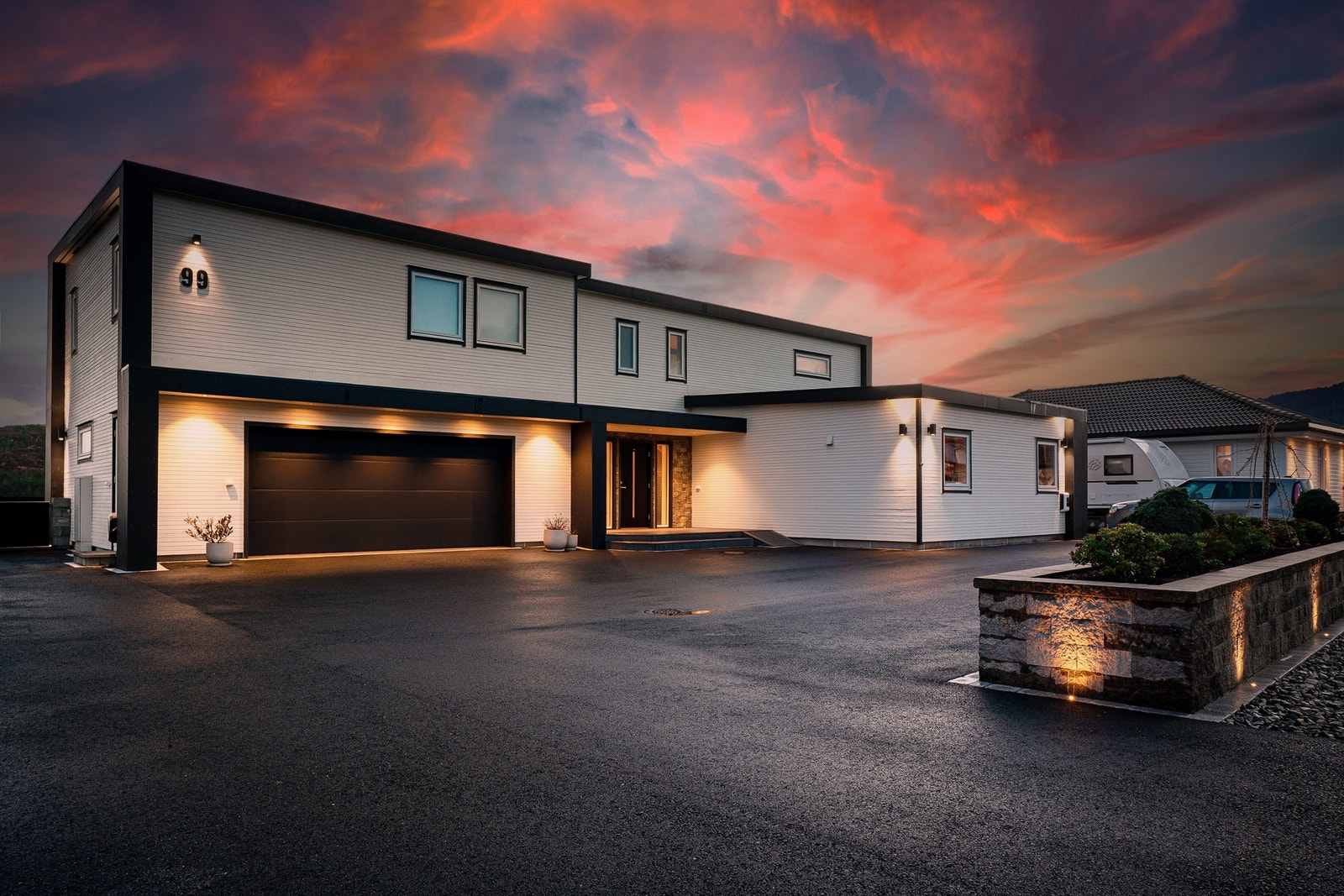 Rålekker moderne enebolig på hele 340 m² BRA-i. Egen hybelleilighet med 2 stk. soverom, månedlig leieinntekt er kr. 10.500,- eks. strøm. Integrert stor dobbel garasje. Galleribilde