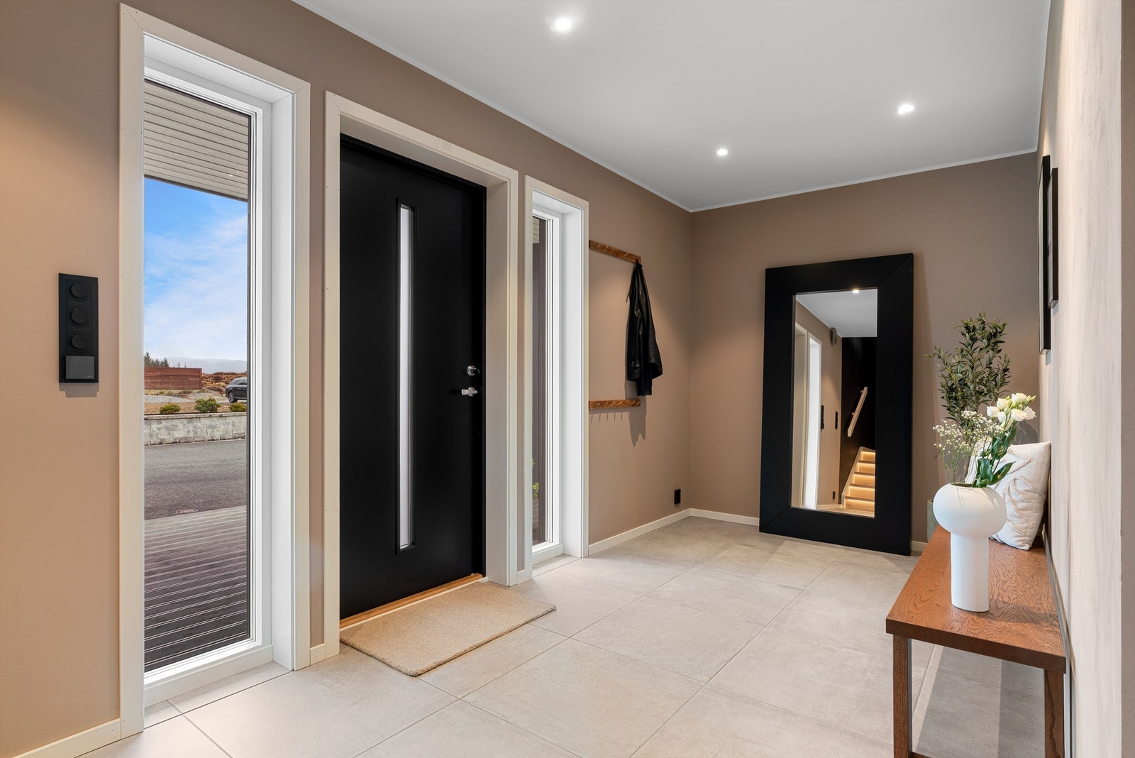 Meget fint med to store glassfellt på hver side av døren ved inngangspartiet. Galleribilde