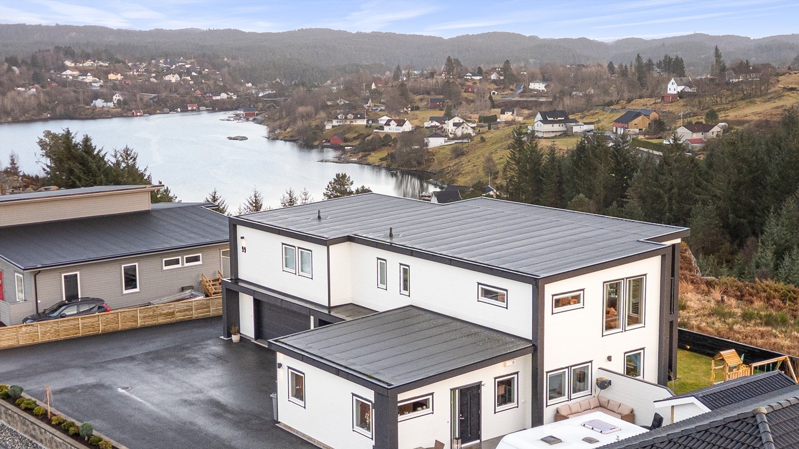 Nydelig utsikt mot sjø- huset er vestvendt så her har man sol til langt utpå kvelden på sommerstid. Galleribilde