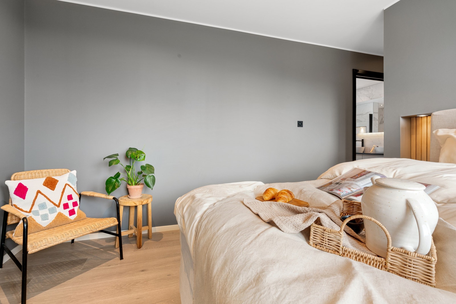 Stort lekkert soverom med nydelige detaljer. Galleribilde