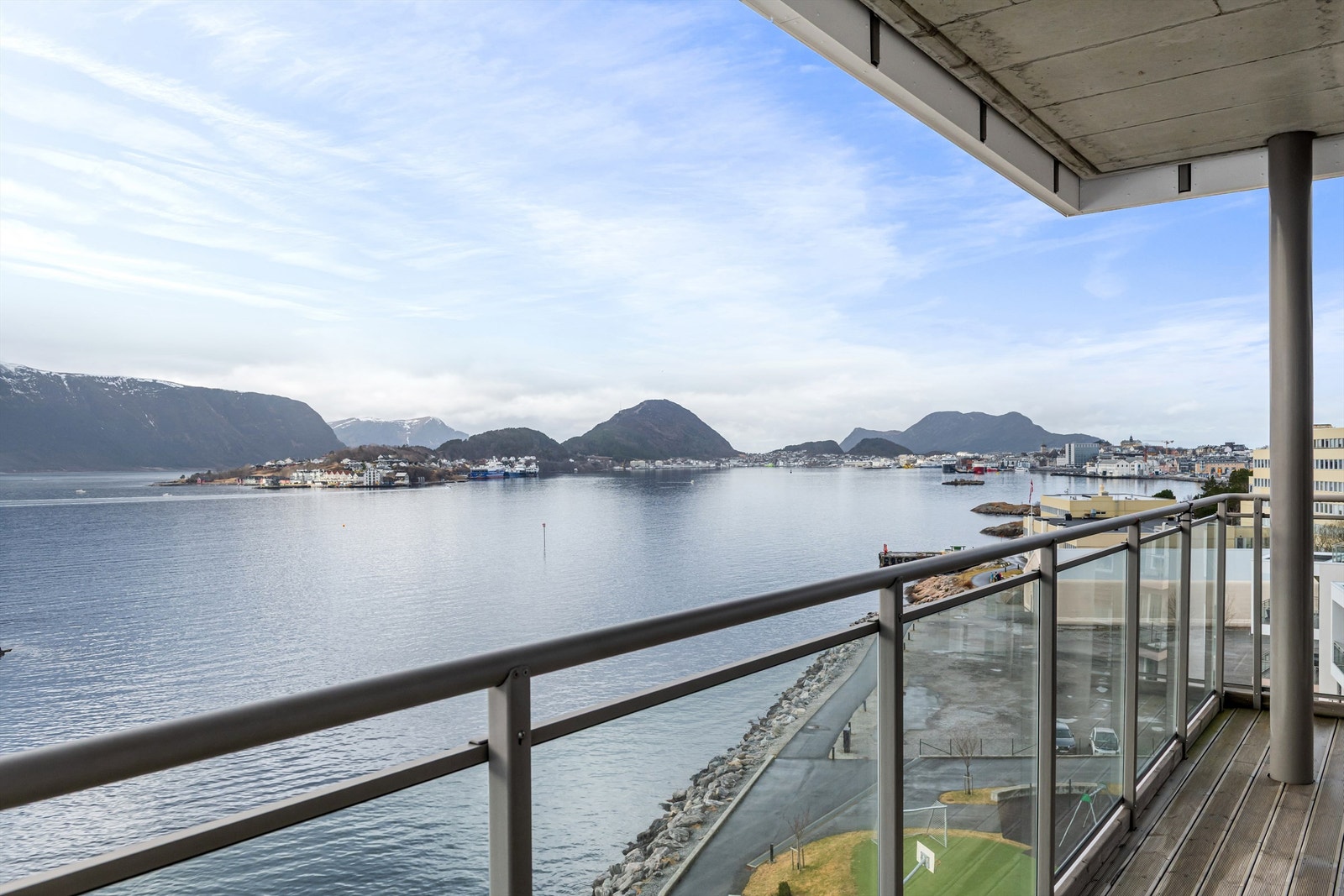Balkongene har glassrekkverk som gir fri utsikt mot fjord og fjell Galleribilde