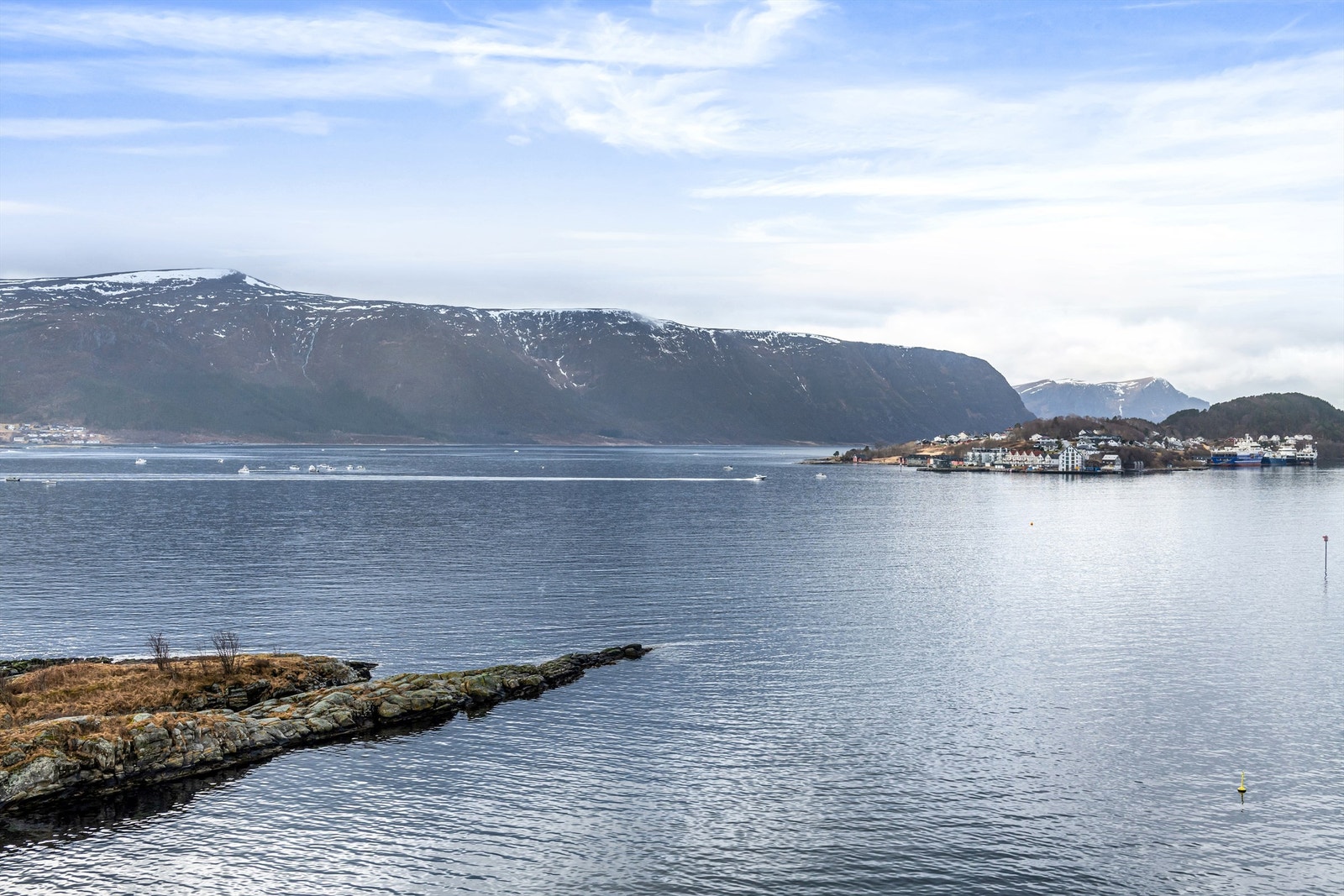 Fra leilighetens sydvendte balkonger har du panoramautsikt mot båttrafikken til og fra Ålesund havn samt det kjente Slinningsbålet Galleribilde