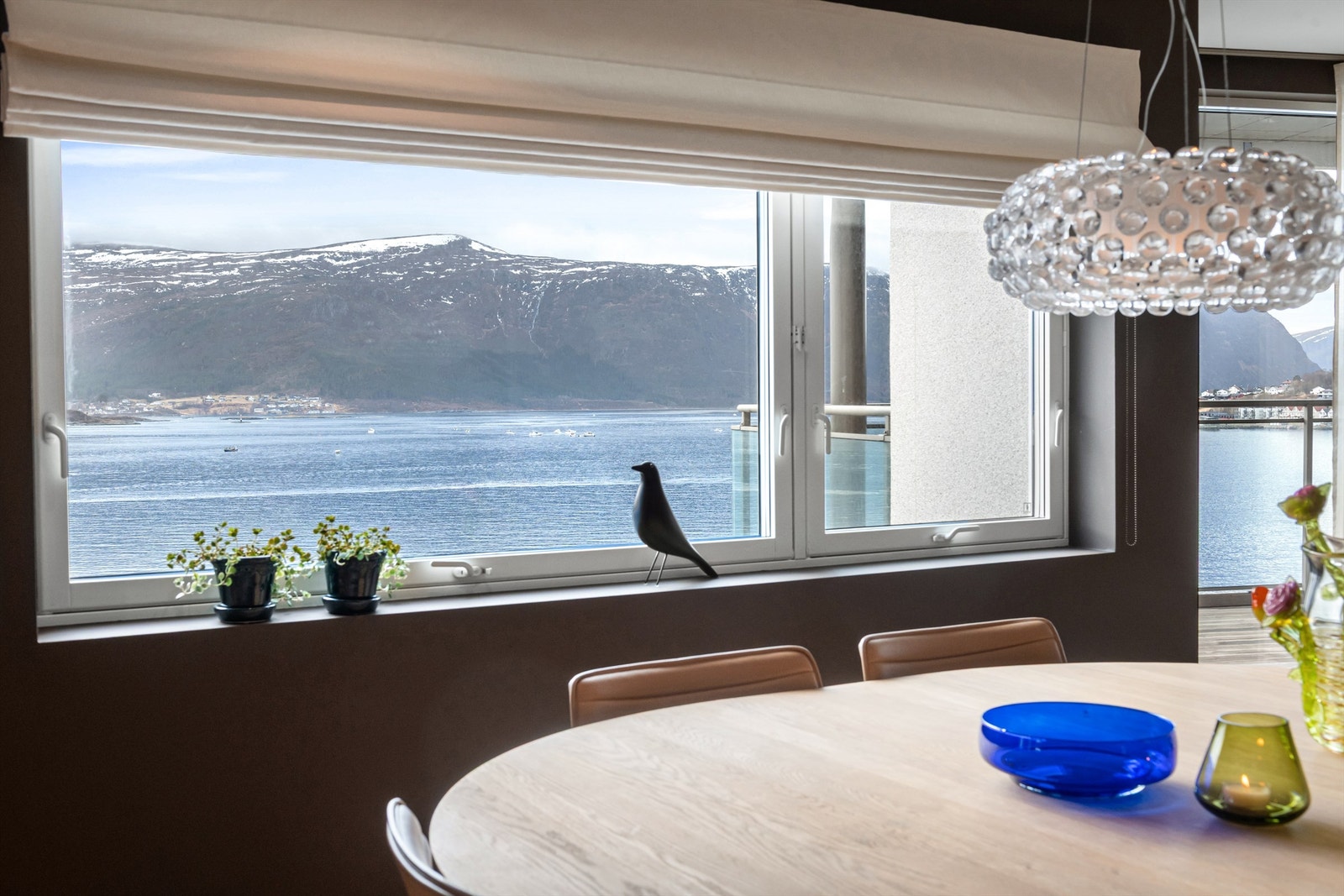 Flott utsikt til båttrafikken på Borgundfjorden fra spisestuen Galleribilde