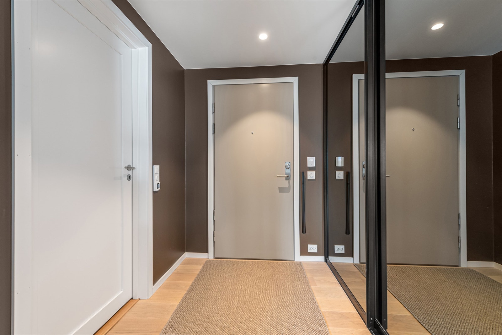 Entre/hall med stor skyvedørsgarderobe med speilfronter Galleribilde