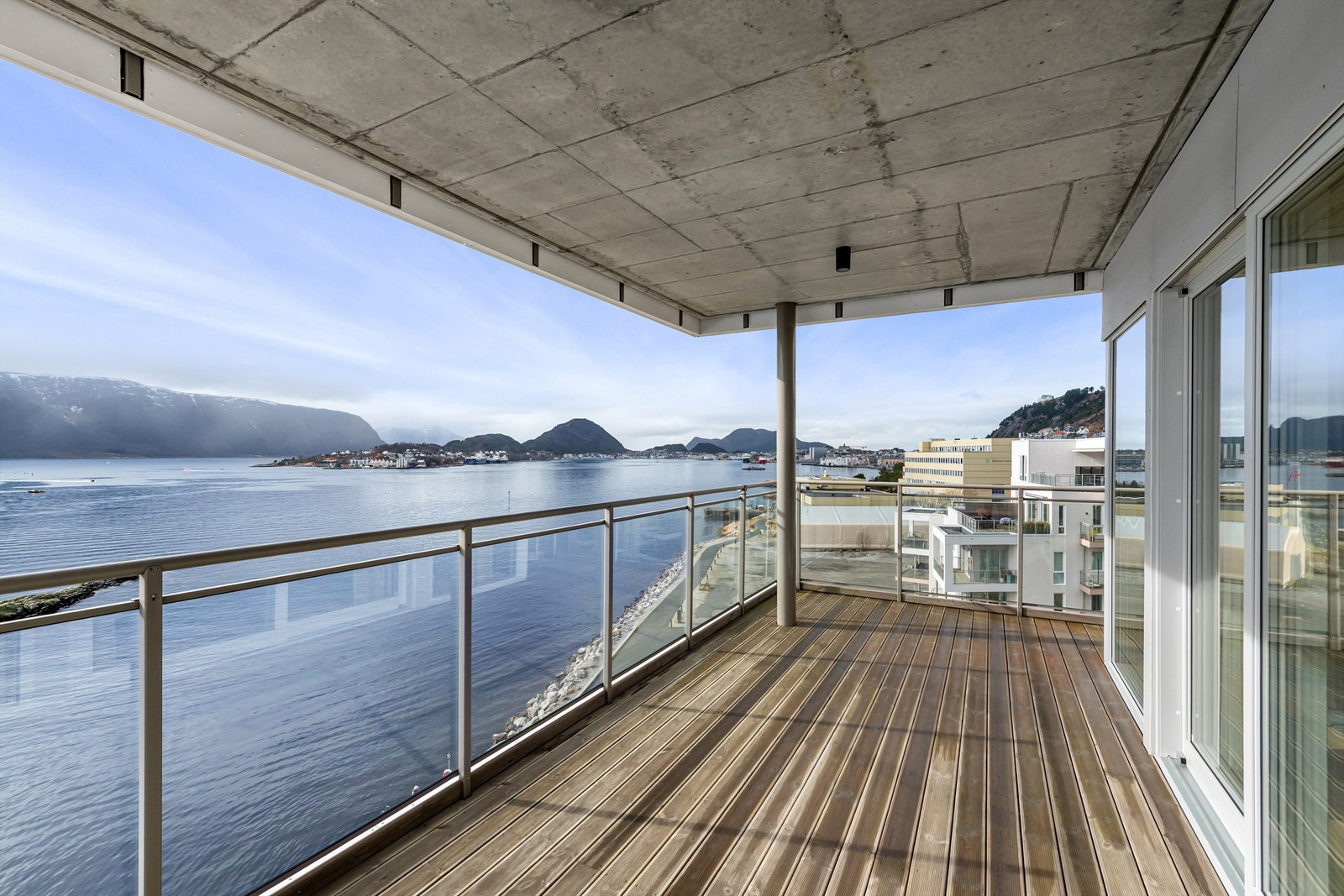 Fantastisk utsikt fra den sydvestvendte balkongen mot Borgundfjorden hvor cruisetrafikken til og fra Ålesund havn kan nytes samt flott utsikt mot det kjente Slinningsbåle Galleribilde