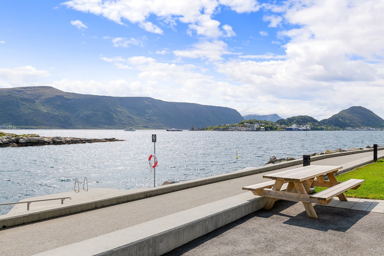 Flotte fellesarealer og gangsti langs sjøen med bade og fiskemuligheter Galleribilde
