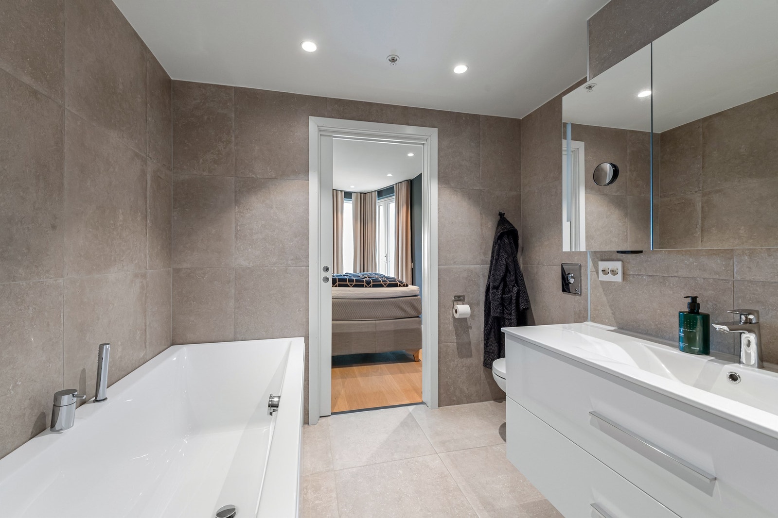 Badet har adkomst via skyvedør fra hovedsoverom Galleribilde