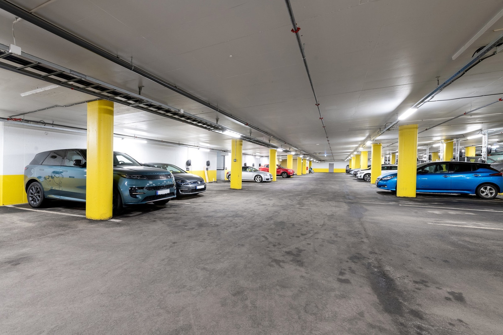 Leiligheten har 2 parkeringsplasser i felles garasjeanlegg i underetasje med el-bil lader. Plass nr 80 og 81. Galleribilde