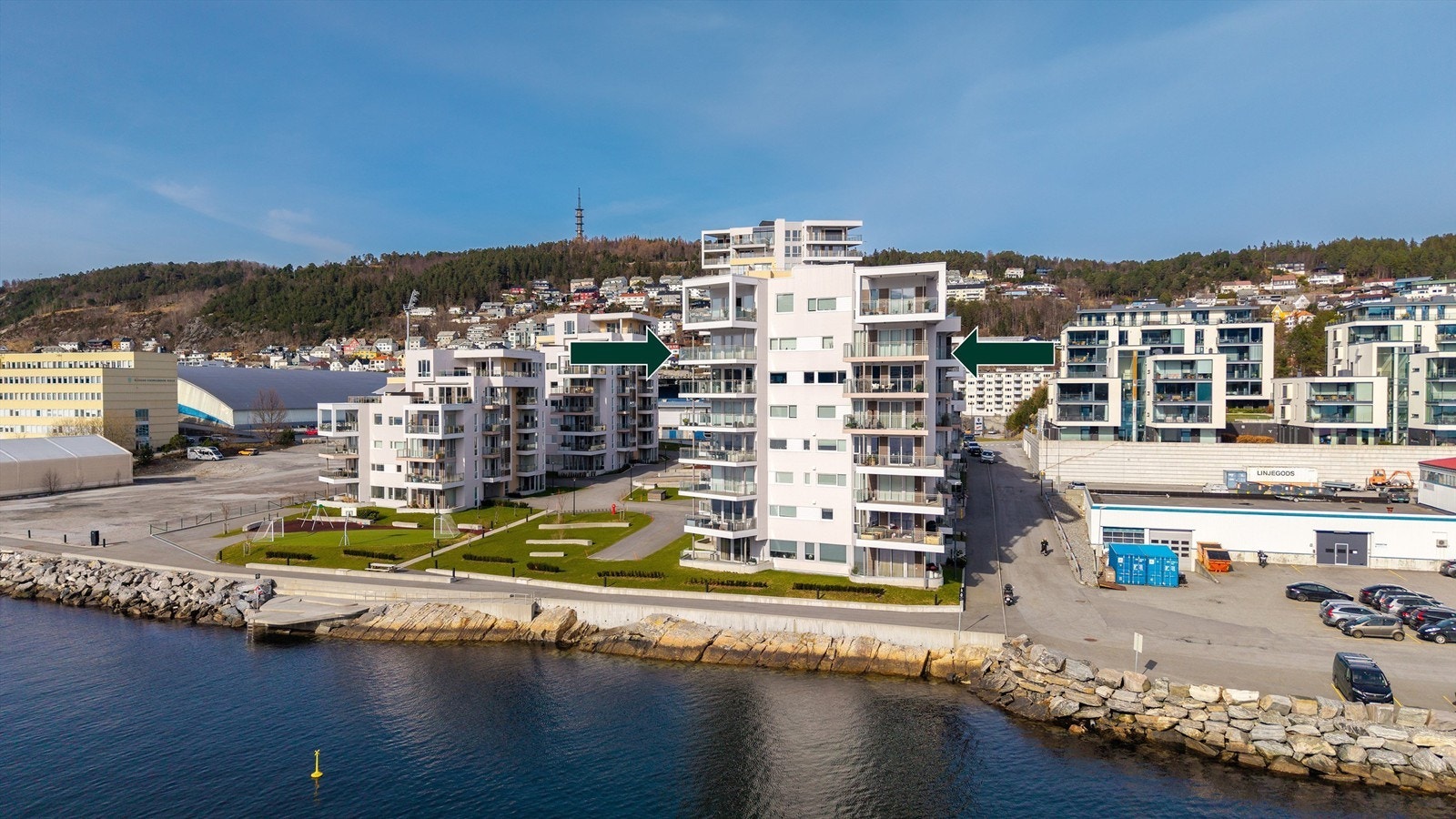 Dronebilde av sameiet sett fra sjøsiden Galleribilde