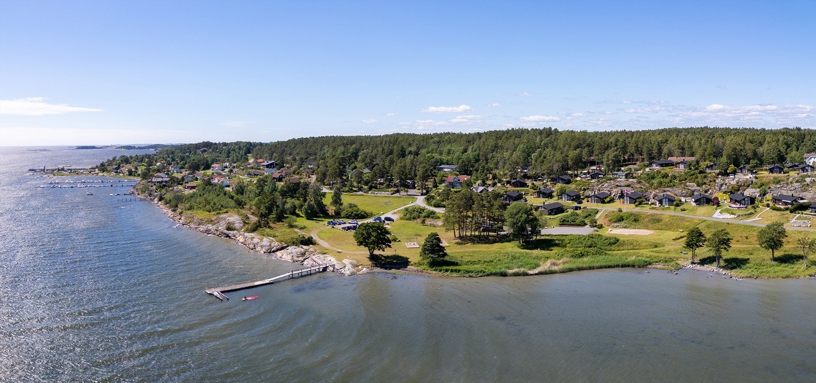 Bryggen på fellesarealene er nærmeste bademulighet - flere fine sandstrender er innenfor sykkelavstand. Galleribilde