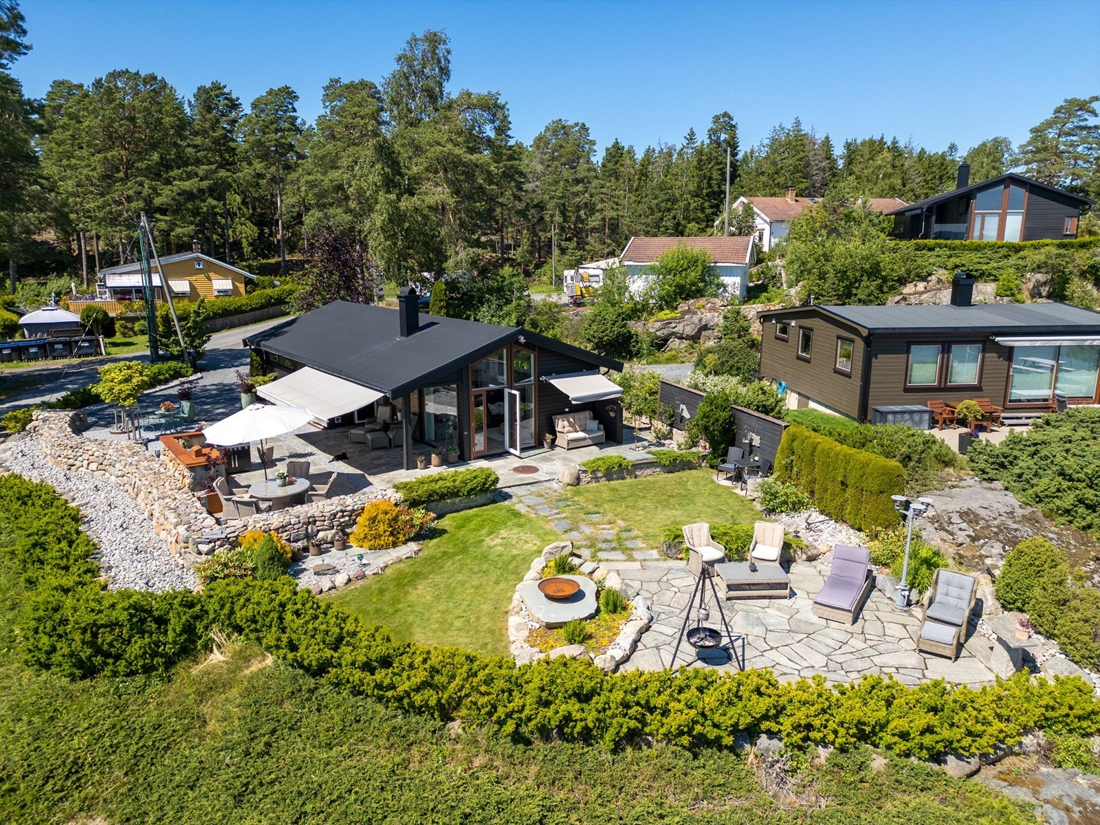 Nøysomme nålebusker og plen av kun marginalt format gjør dette til en hage det er meget takknemlig å disponere. Galleribilde