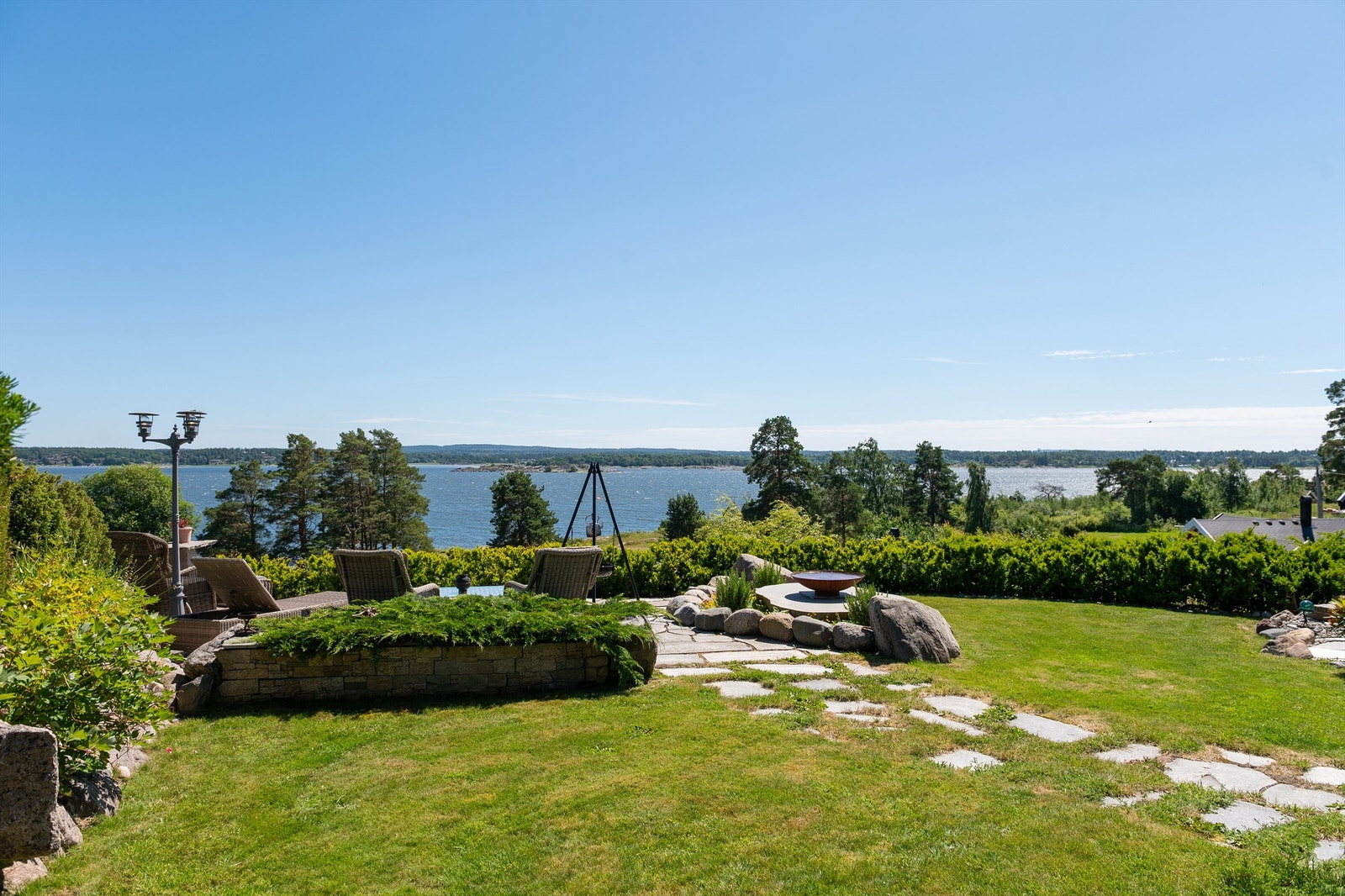 Ute som inne sees vid utsikt over Kurefjorden. Innsyn derimot er det lite av, om i det hele tatt noe. Galleribilde