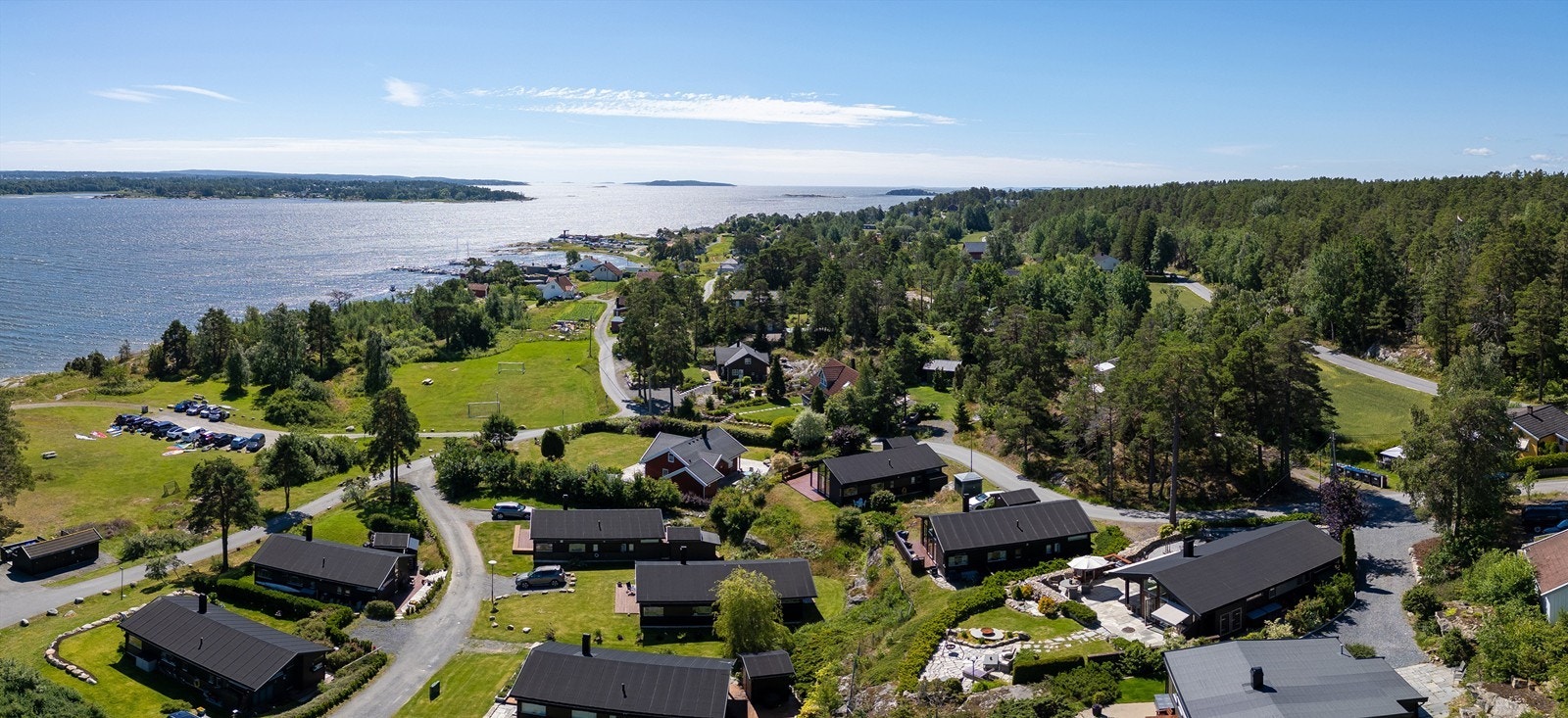 Fra hytta tar det kun et fåtall minutter å gå ned til de omfangsrike fellesarealene ved sjøen. Galleribilde
