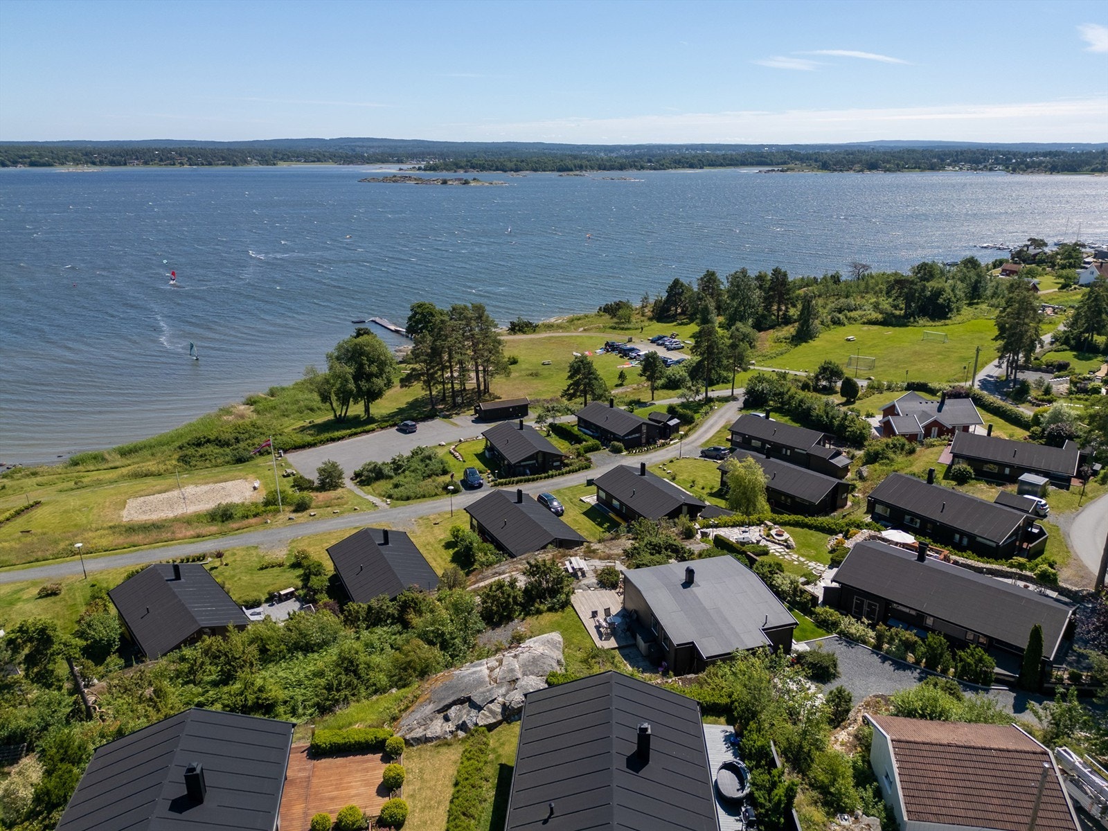 Rett nedenfor venter fantastiske fellesarealer med lekeplass, strand og brygge - med mer. Galleribilde