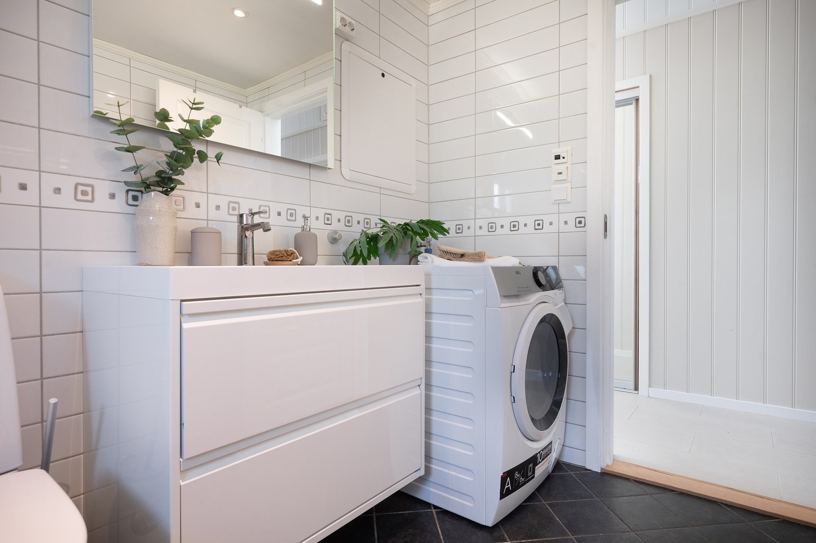 Badet har moderne standard for fritidsbruk og er nylig oppgradert med blant annet moderne baderomsmøbler. Galleribilde