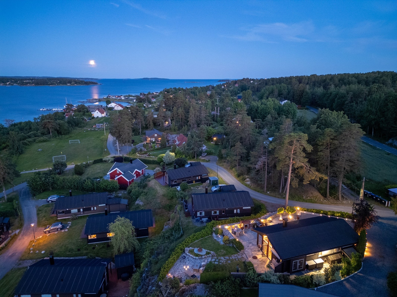 I høyden på Kurefjordens vestside ligger denne moderne helårshytta med vedlikeholdsfrie og betydelig påkostede utearealer. Galleribilde