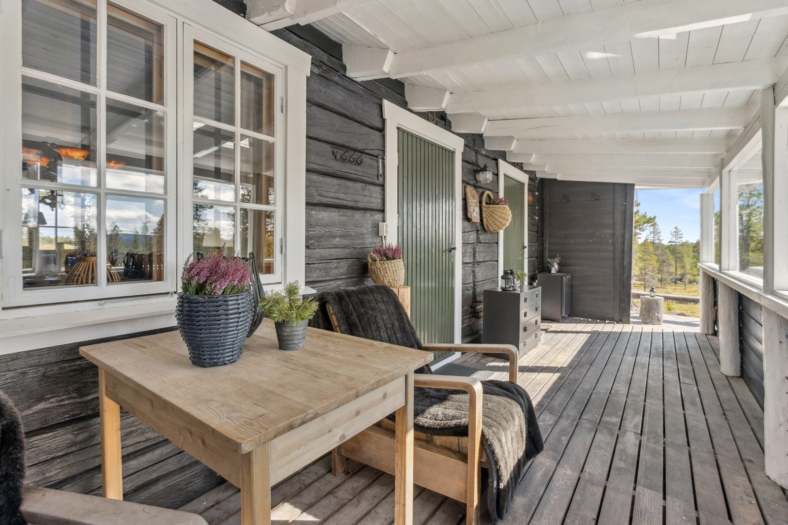 Hytta har en overbygd svalgang ved inngangsparti hvor du har plass til sittegrupper og utepynt. En hyggelig velkomst! Galleribilde