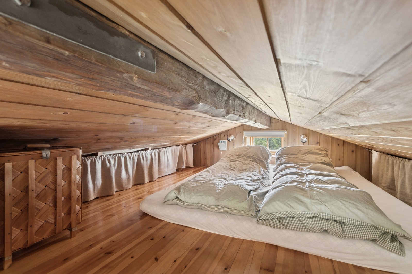 Hemsen har vært benyttet som ekstra soveplass. Merk at hems ikke godkjent for varig opphold pga. lav takhøyde. Galleribilde