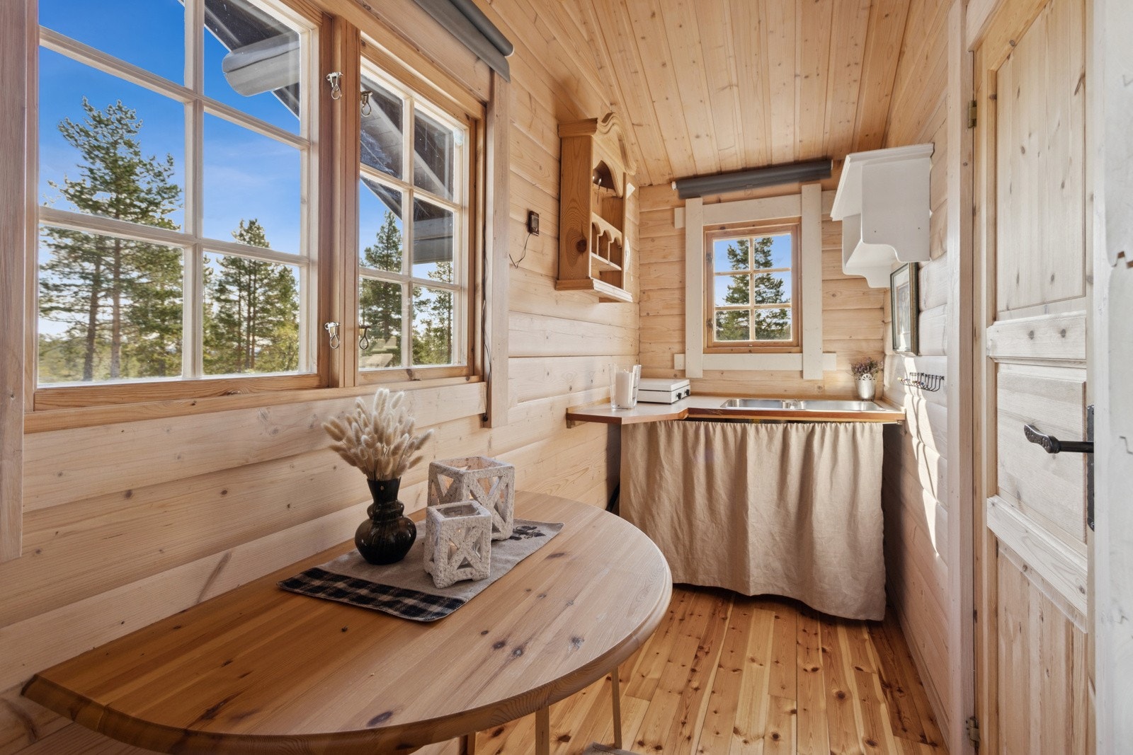 Åpen gang og kjøkken med liten spiseplass i anneks Galleribilde