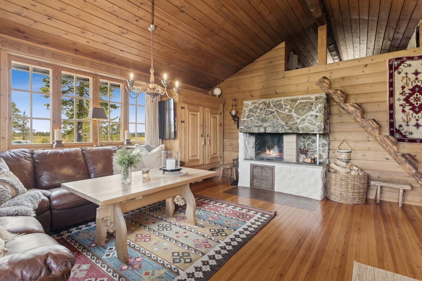 Her er det også en hems med ekstra sengeplasser og en romslig peis som gir hyggelig stemning når mørket siger på Galleribilde