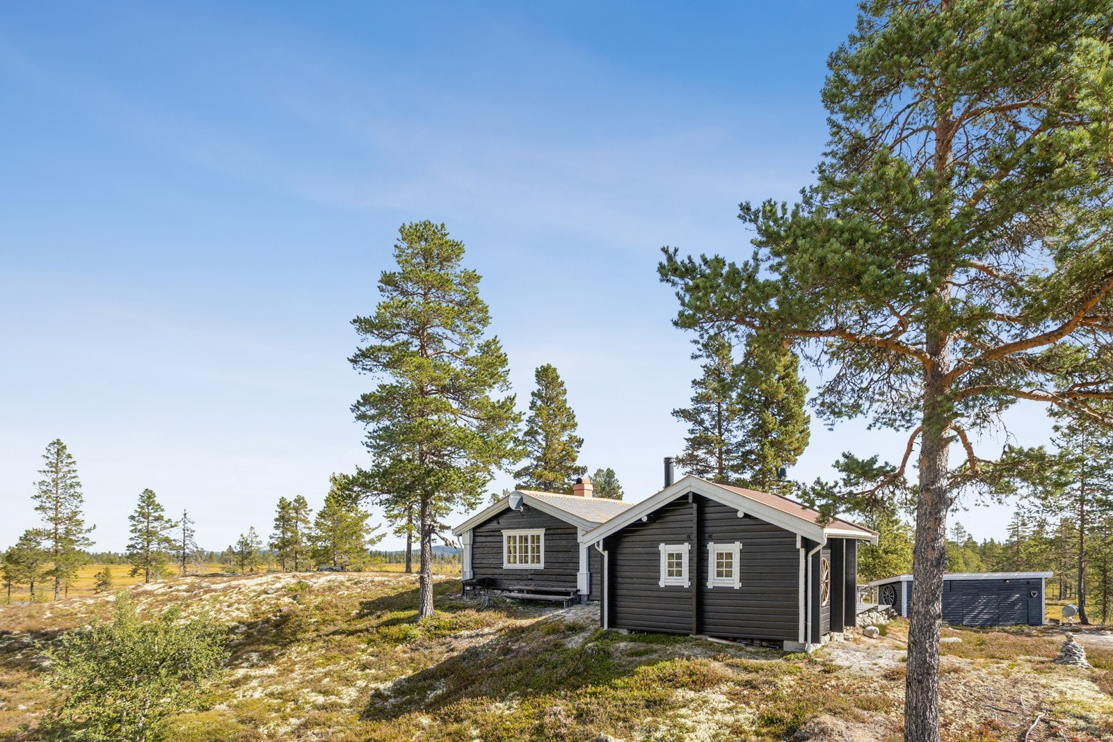Hytta oppleves velholdt og har vært i familien i alle år. Gode løsninger gir enkel bruk for både små og store Galleribilde