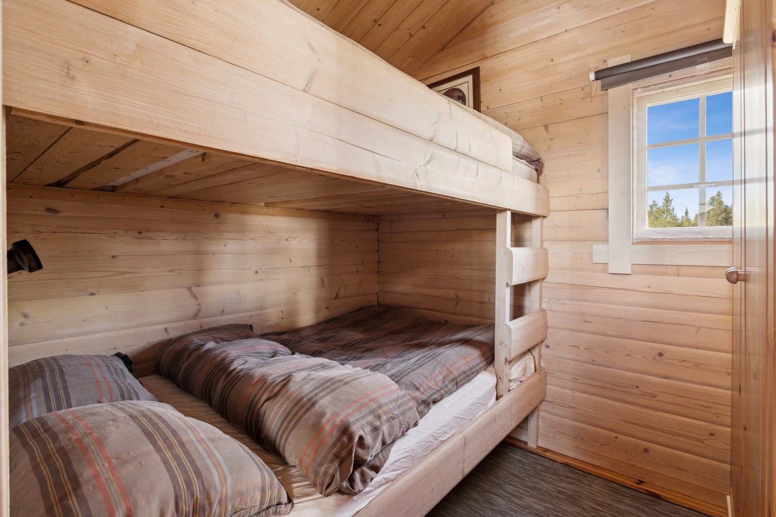 Begge rom med god takhøyde og fint med oppbevaringsplass. Galleribilde