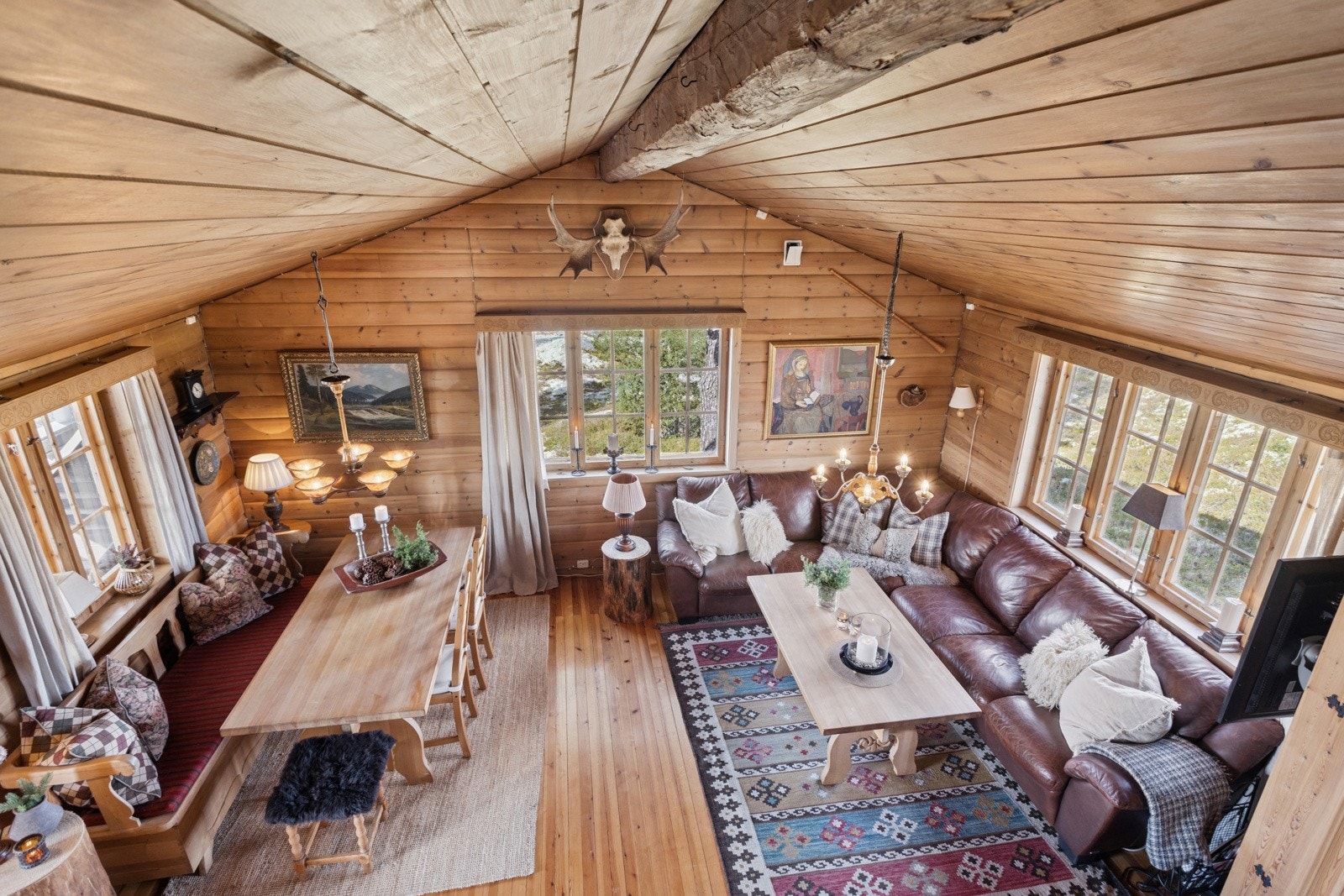 Bilde fra hems og ned i stuen viser den luftige følelsen i rommet Galleribilde