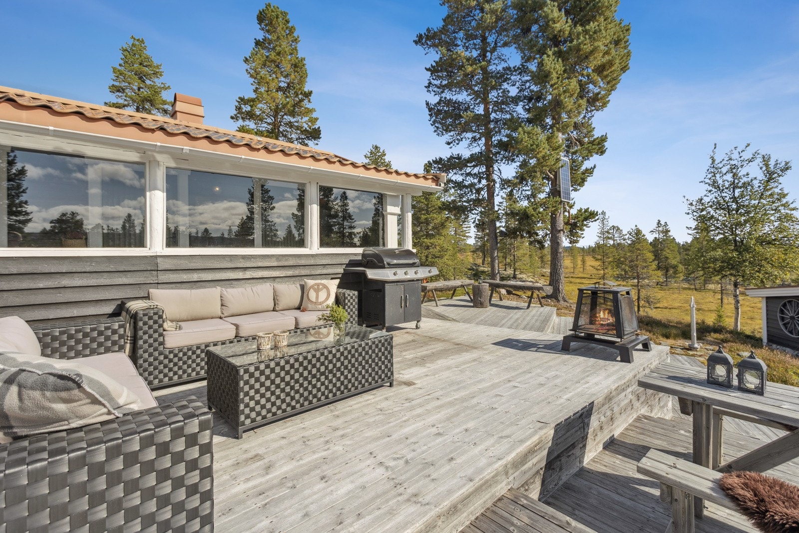 Utenfor terrassen har hytta egen vannpumpe - ellers er det vannposter i nærområdet med drikkevann Galleribilde