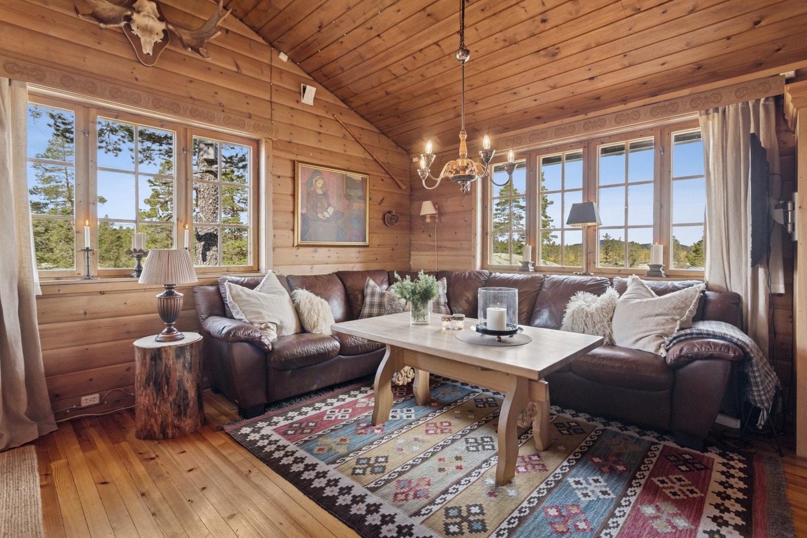 Vinduer på flere sider slipper inn rikelig med dagslys og gjør også at du kan nyte de flotte naturområdene innefra. Galleribilde