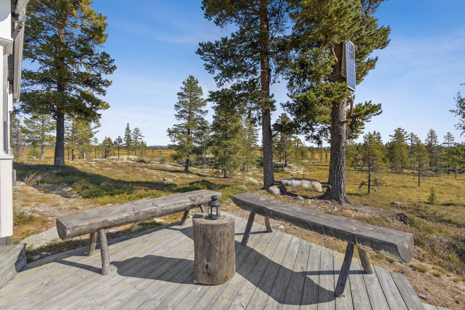 Rundt hytta er det plass for mange sittegrupper for kos og hygge i naturskjønne områder. Galleribilde
