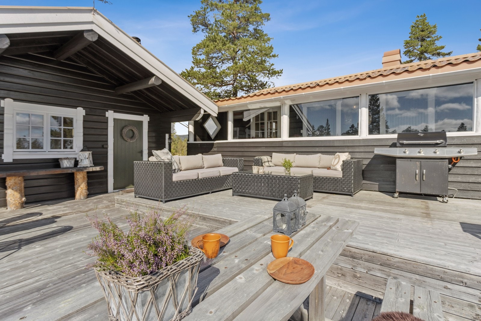 Den store terrasse med flere nivåer gir god plass for utemøbler både lunt og luftig. Galleribilde