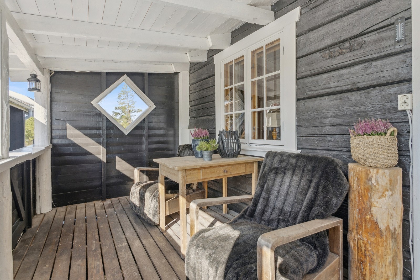 Her ute kan du nyte utsikt mot naturen og en kaffe mens solen våkner Galleribilde