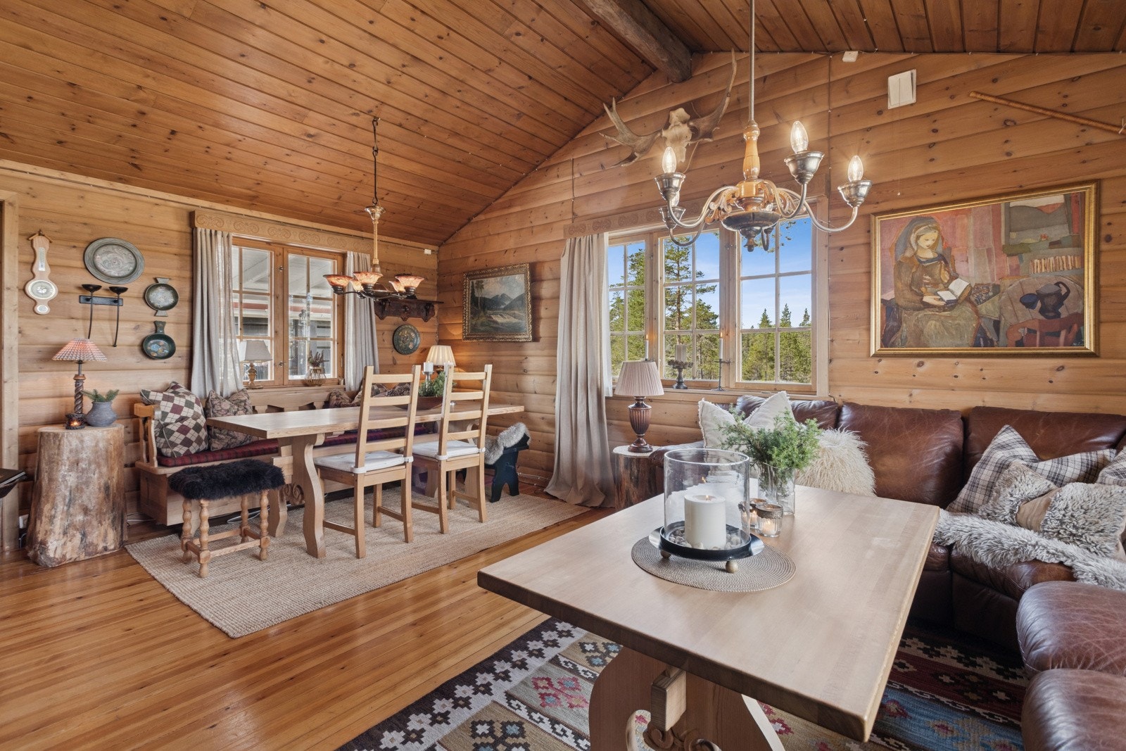 Stuen har god plass for både spisestue, godstoler og en sofagruppe Galleribilde