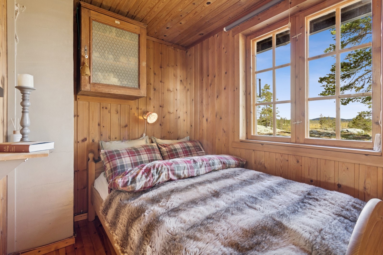 Inne i hytta er det ett soverom med adkomst fra kjøkkenet Galleribilde