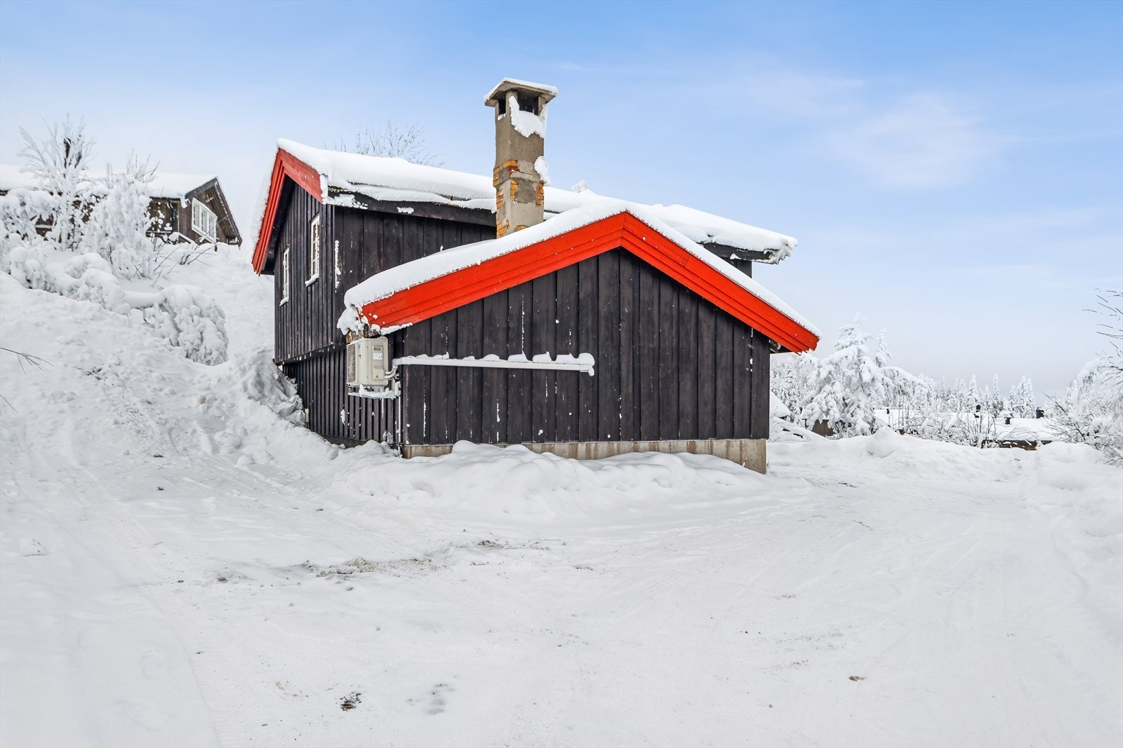 Uteområdet gir plass for ski og utstyr rett utenfor døren. Galleribilde