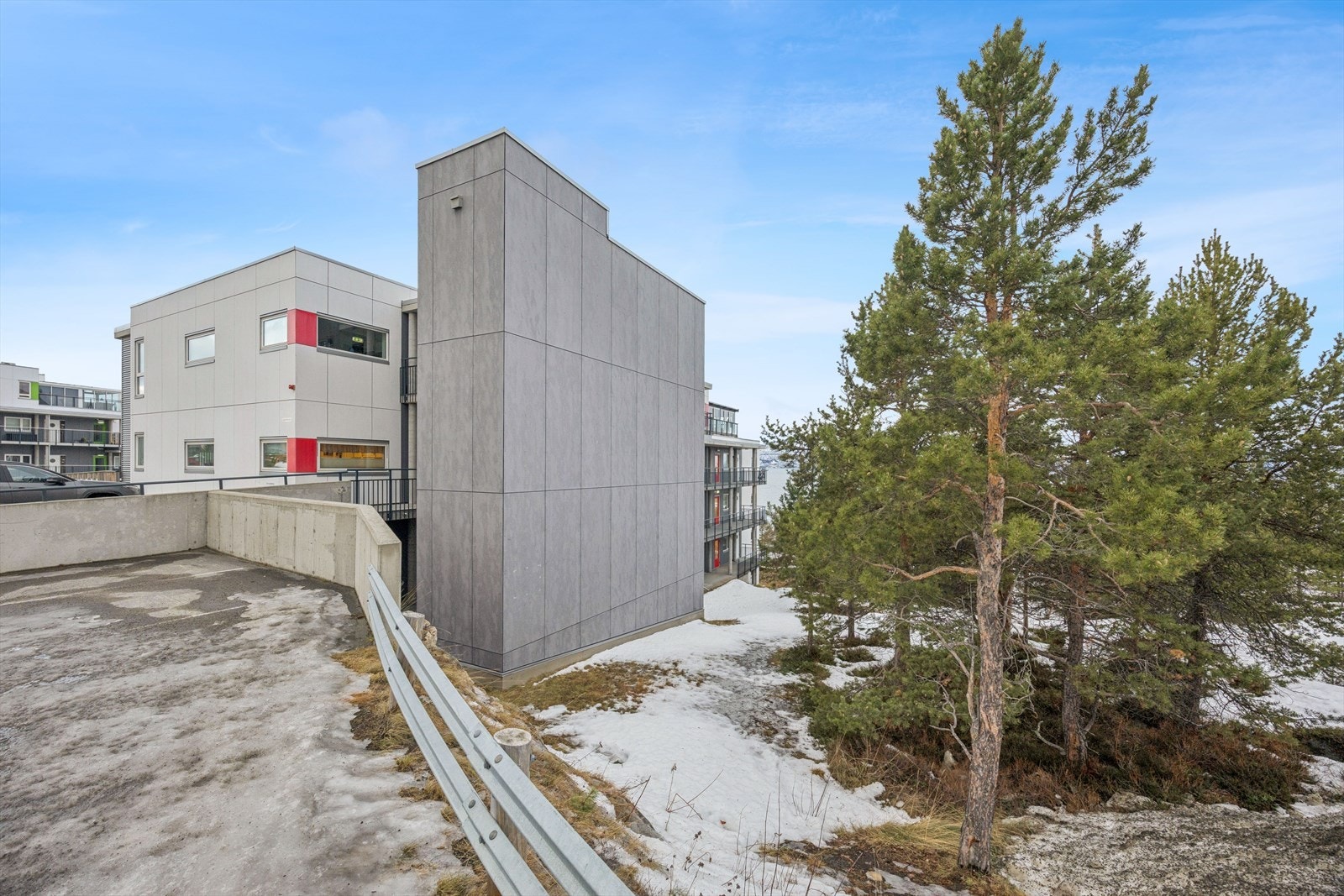 Tomten er skrånende med naturlig bergterreng, asfalterte parkeringsplasser og gangveier, opparbeidet plen og en lekeplass. Området har ellers naturlig kupert terreng og byr på flott utsikt mot Altafjorden. Galleribilde