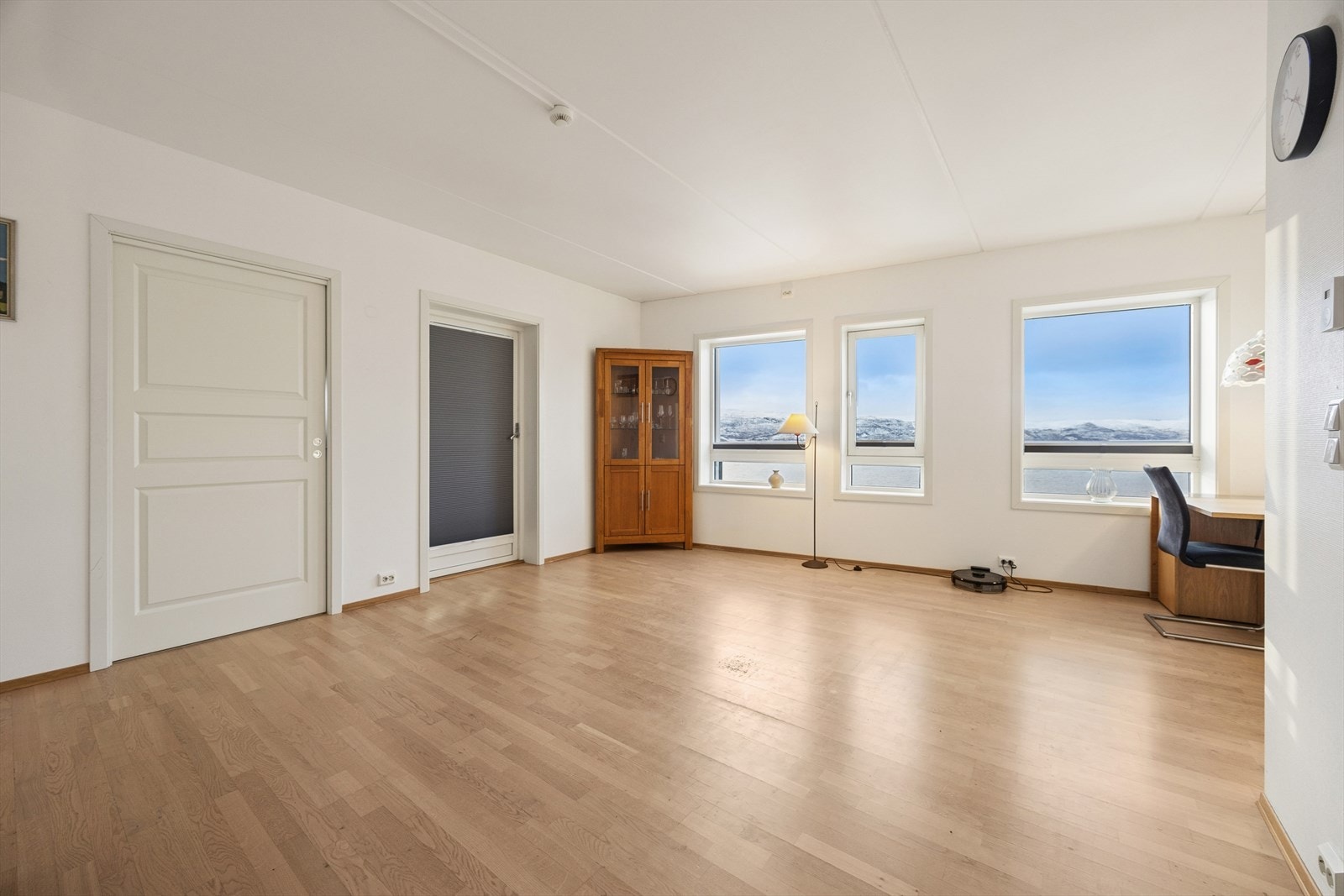 Stuen har store vindusflater som slipper inn rikelig med naturlig lys og skaper en lys og luftig atmosfære. Galleribilde