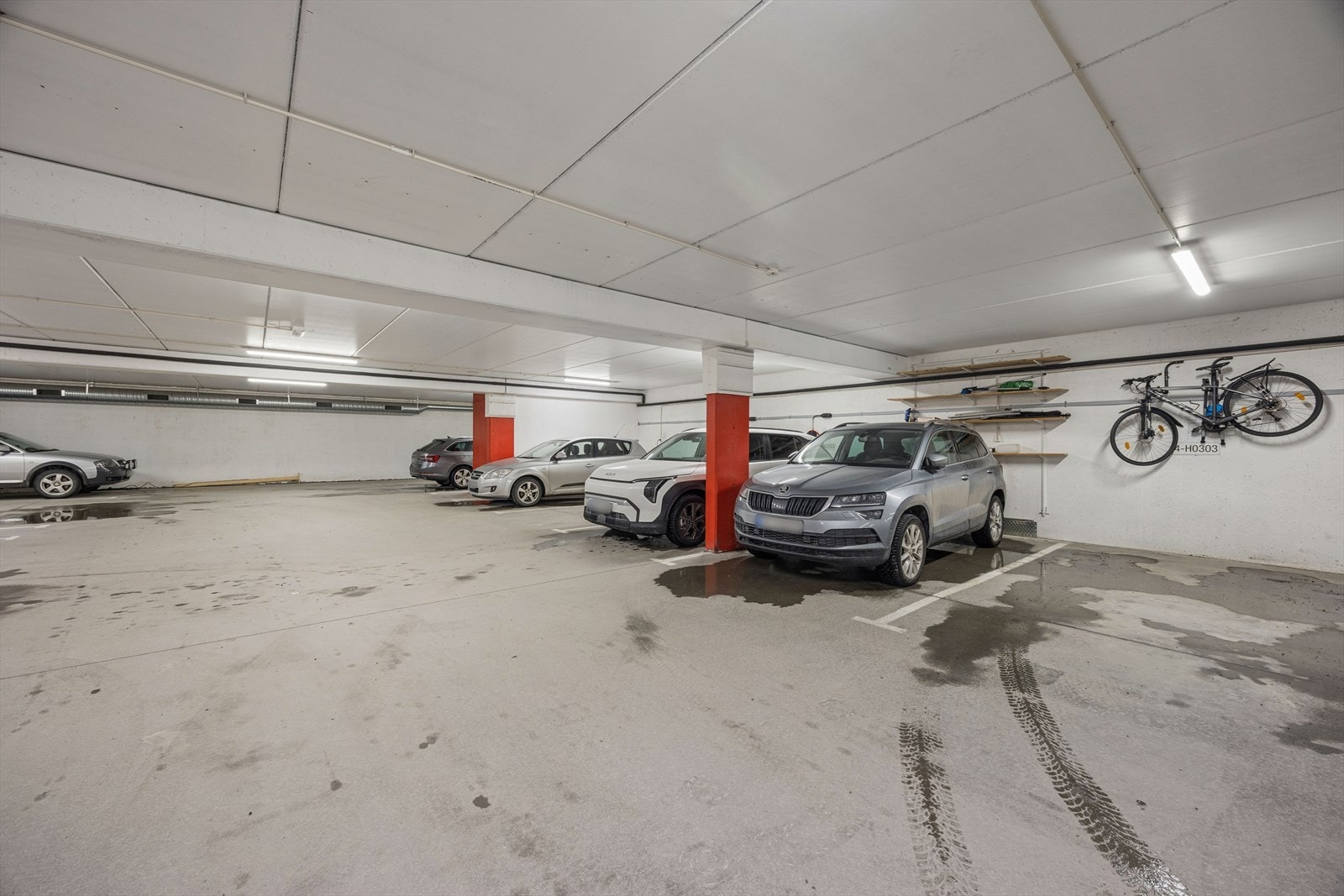 Det medfølger parkeringsplass i felles parkeringsanlegg. Galleribilde