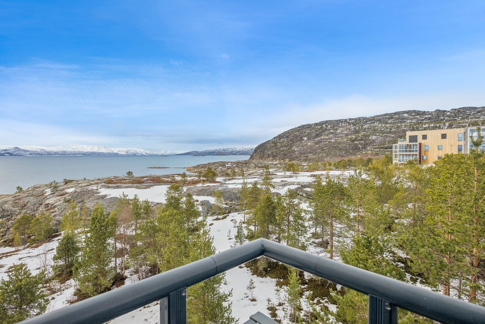 Nyt den fantastiske utsikten mot Altafjorden. Galleribilde