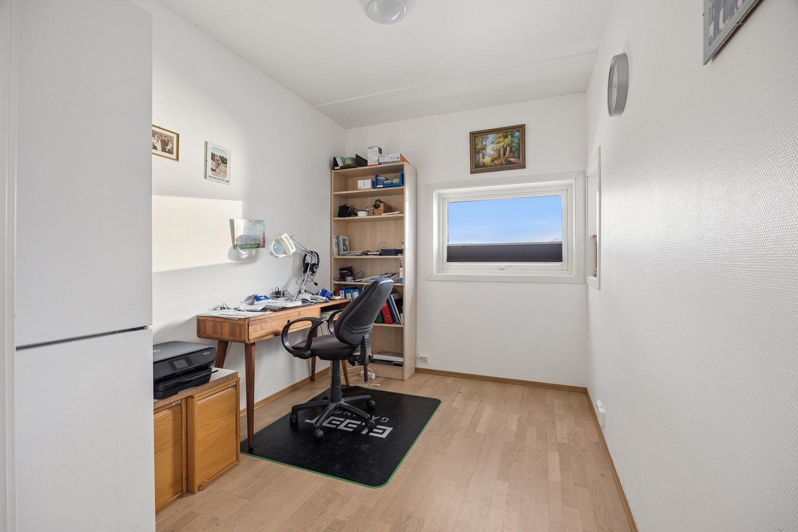 Dette soverommet er i dag stilfullt innredet som et funksjonelt og romslig hjemmekontor, perfekt for deg som ønsker en praktisk arbeidsplass i rolige omgivelser. Galleribilde