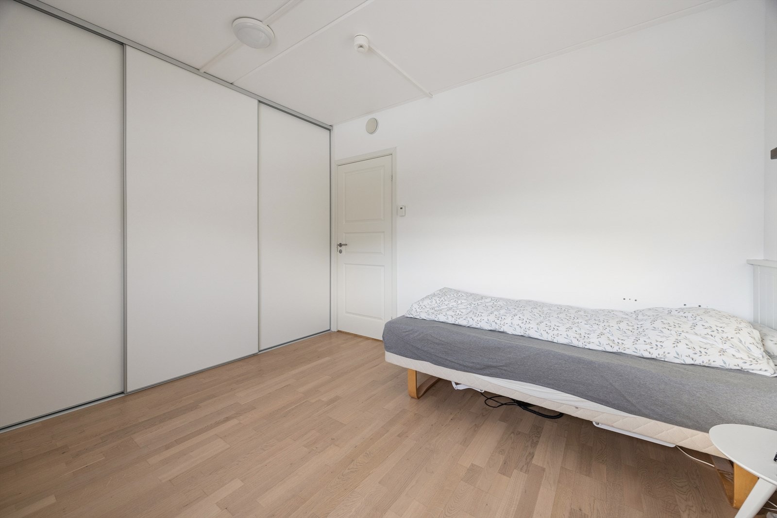 Dette soverommet har god plass til seng og en romslig skyvedørsgarderobe. Galleribilde