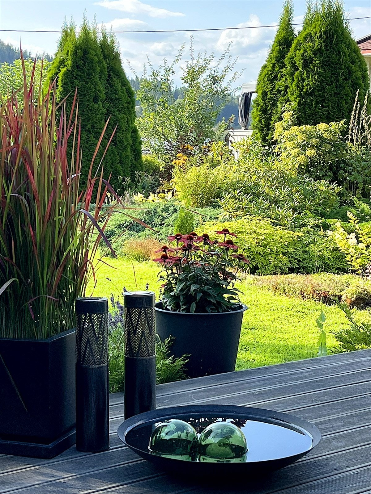 Detaljer fra den velstelte hagen. Galleribilde