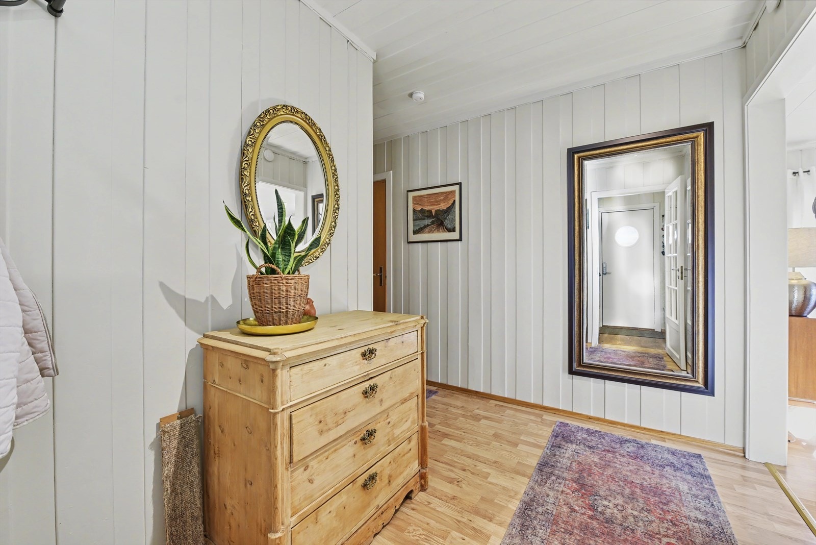 Gangen binder sammen boligens rom, med adkomst til soverom, bad, kjøkken og stue. Galleribilde