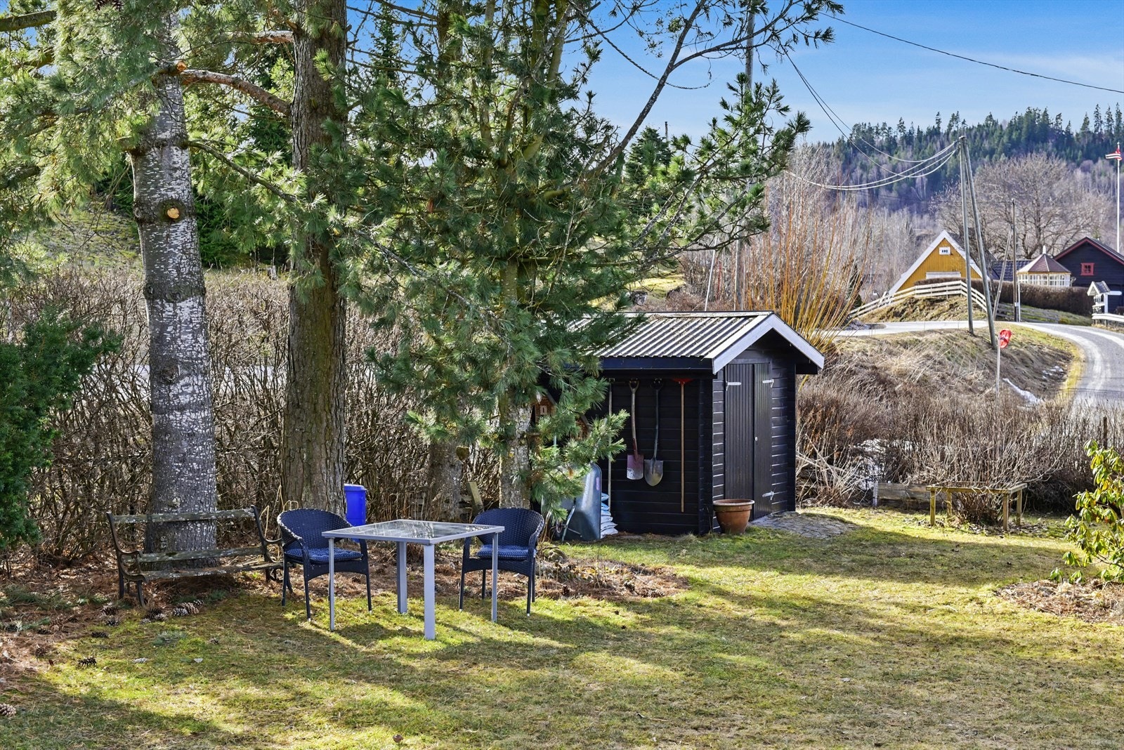 I hagen er det en praktisk utebod, med god plass til hageredskaper. Galleribilde