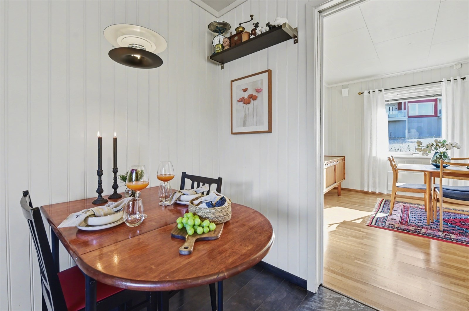 Fra kjøkkenet er det åpen tilknytning til spisestuen. Galleribilde