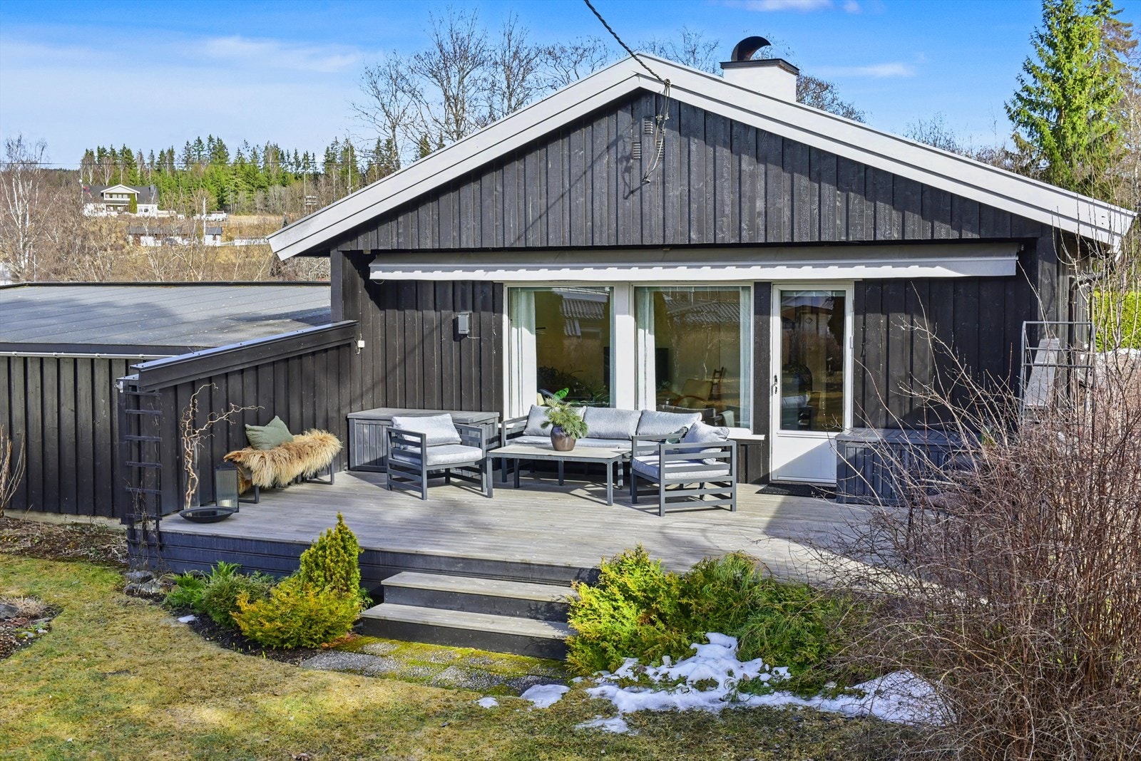 Terrassen er et flott uterom med god plass til både sittegruppe og grill. Galleribilde