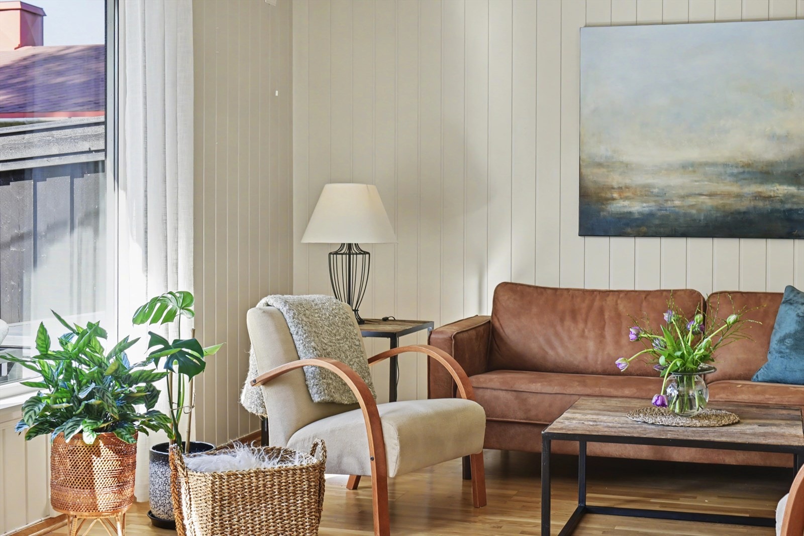 Gjennomgående parkett på gulvet i stuen. Galleribilde