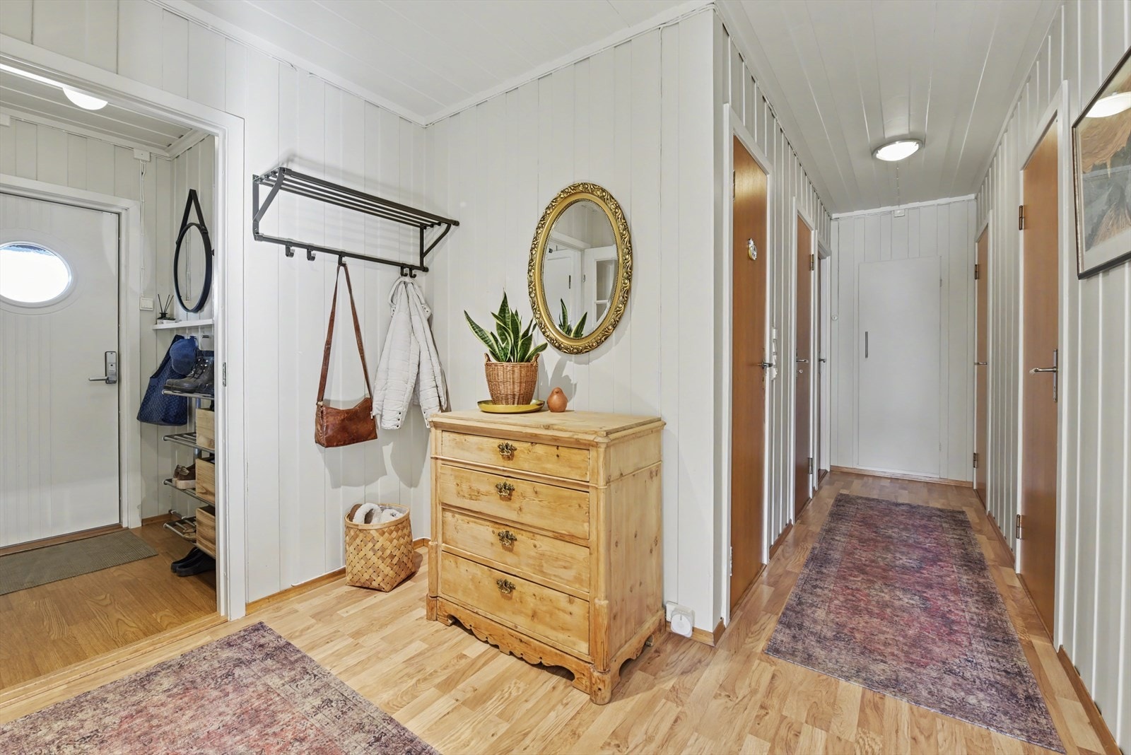 En romslig gang ønsker velkommen og leder videre inn i boligen. Inngangsdøren er fra 2008. Galleribilde